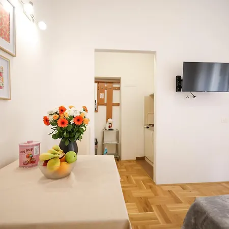 Laura In The Heart Of Apartment *